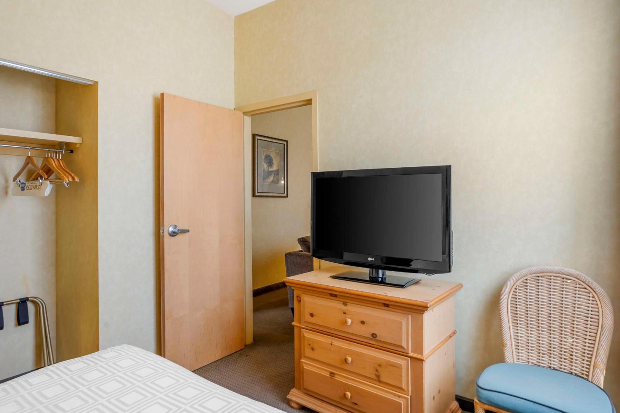 Western Revere Inn&suites Paradise