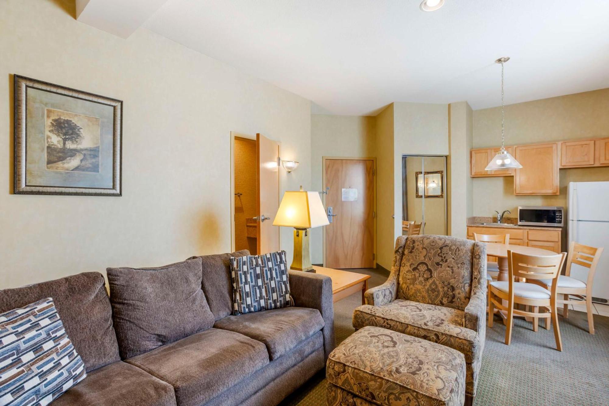 Western Revere Inn&suites Paradise