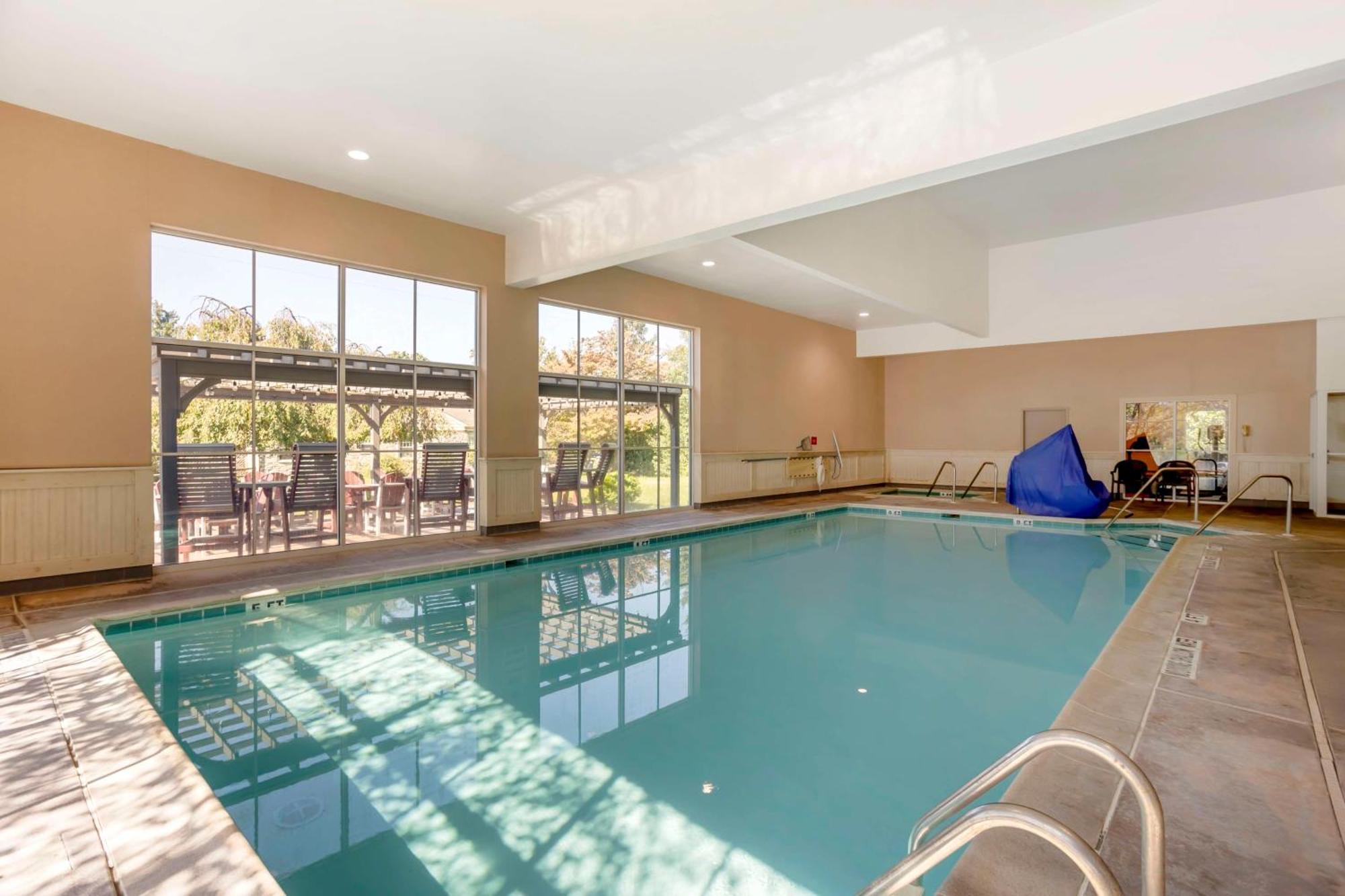 Western Revere Inn&suites Hotel 3*